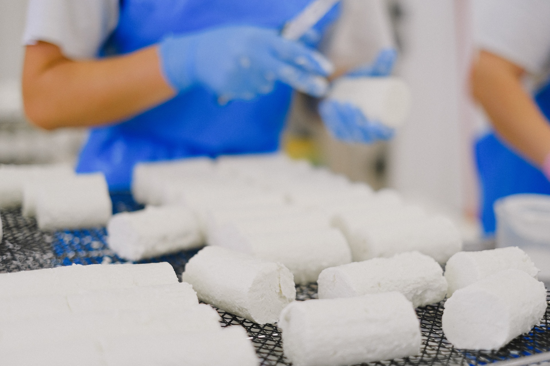 Persona trabajando con alimentos
